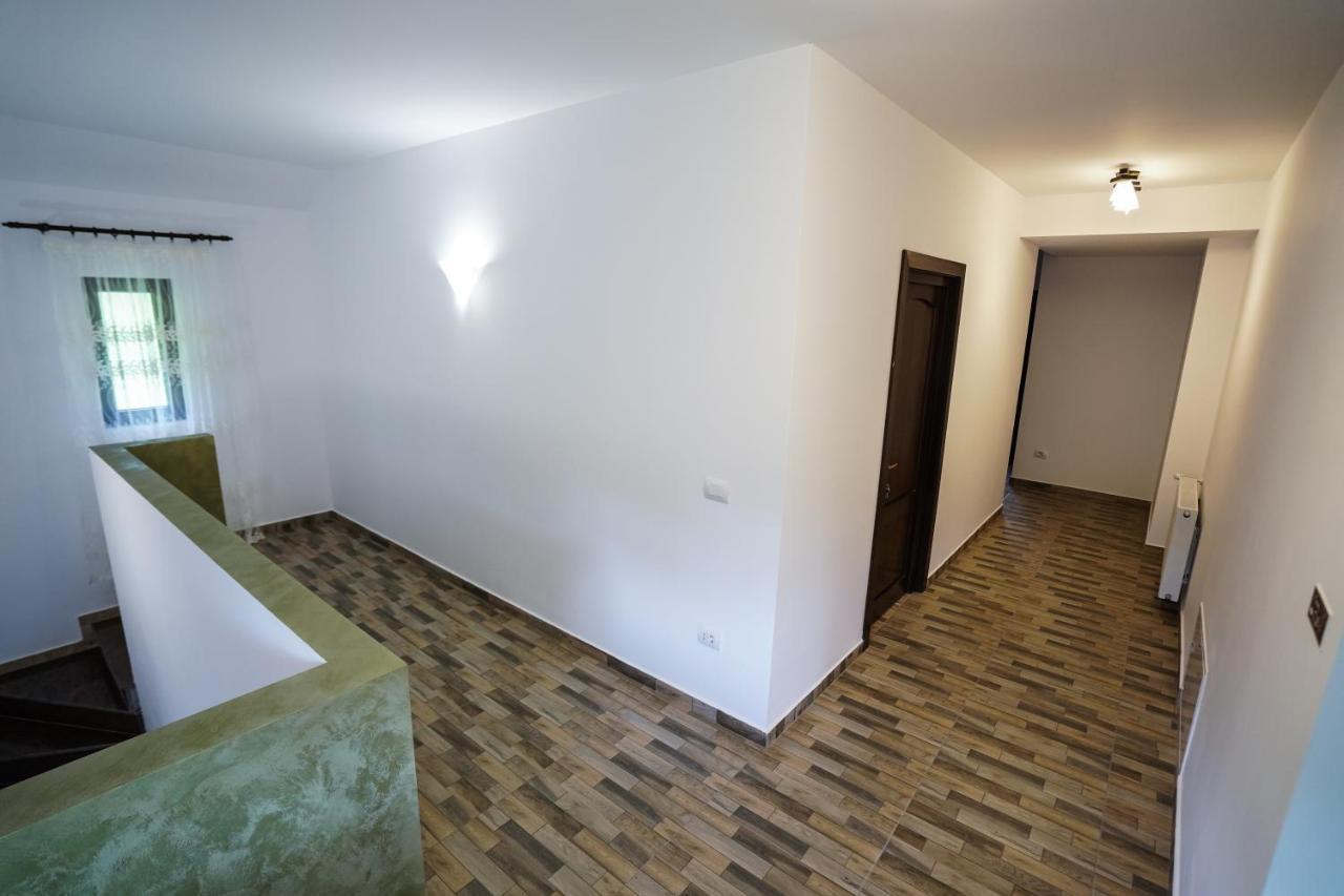 Pensiunea Trei Lalele Moisei Exterior foto