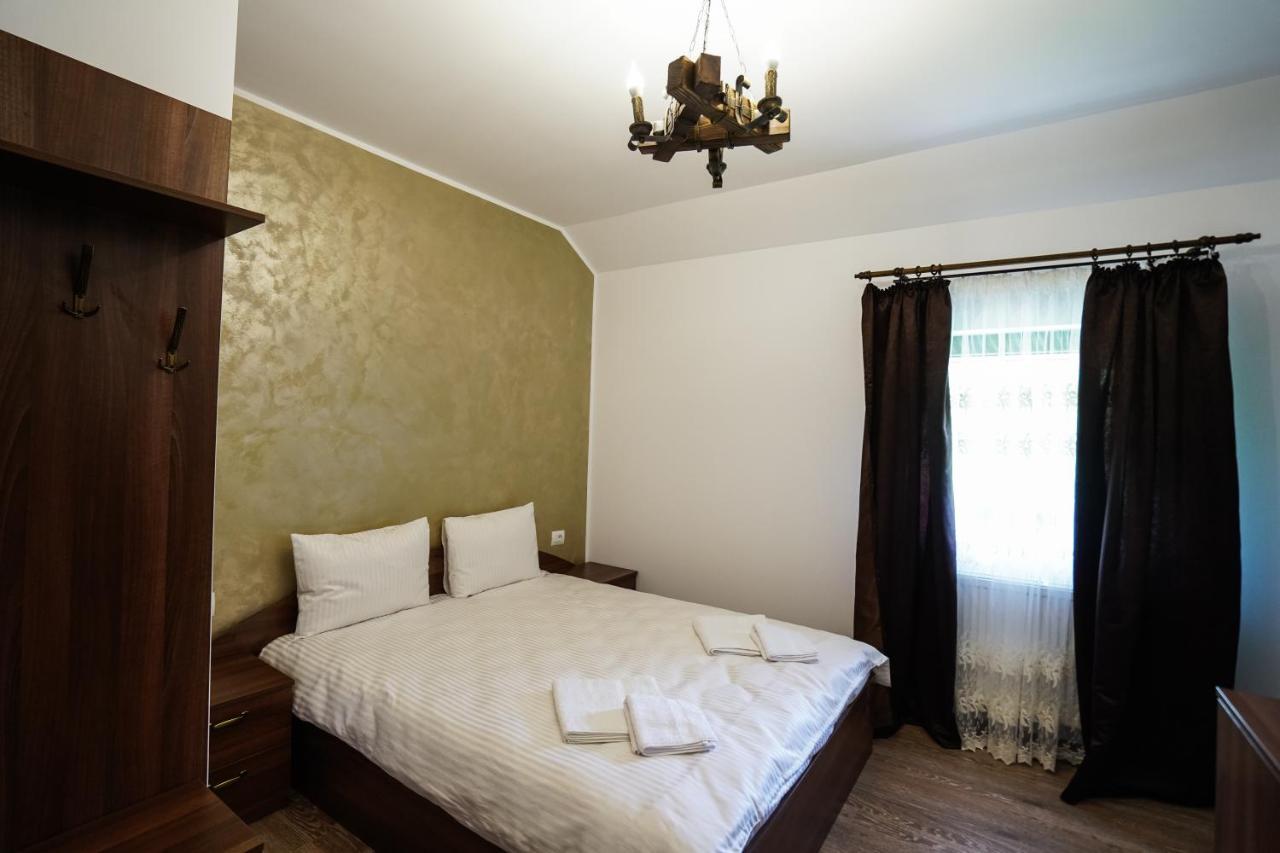 Pensiunea Trei Lalele Moisei Exterior foto